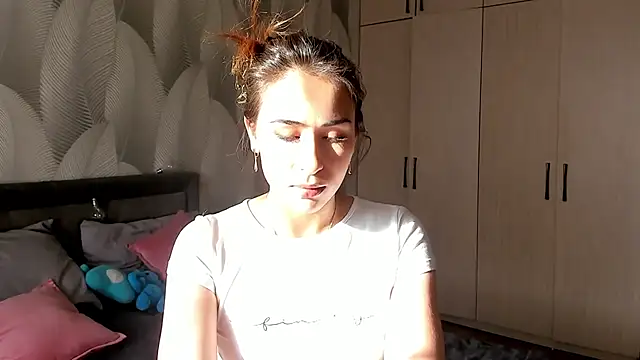 Snapshot of Bambiii_bby chatting on 09-20-25, 02:23 Bambiii bby online show from 09-20-25, 02:23