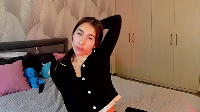 Snapshot of Bambiii_bby chatting on 11-19-25, 03:06 Bambiii bby online show from 11-19-25, 03:06