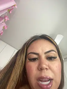 Snapshot of lariic chatting on 02-15-25, 02:15 lariic online show from 02-15-25, 02:15