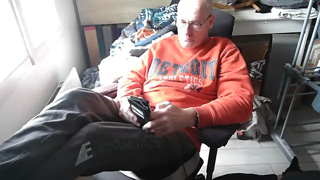 Snapshot of bogland33 chatting on 05-14-26, 12:56 bogland33 online show from 05-14-26, 12:56