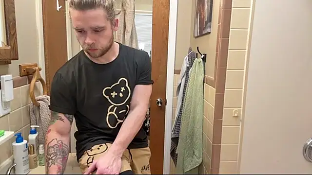 Snapshot of DaddydayDrinkzz chatting on 12-17-25, 05:24 DaddydayDrinkzz online show from 12-17-25, 05:24