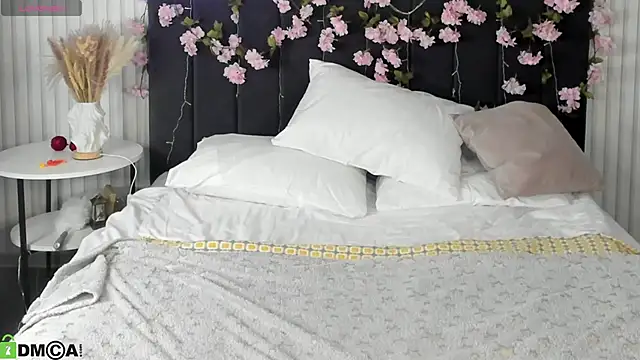 Esme Runn online show from 11-08-25, 03:29