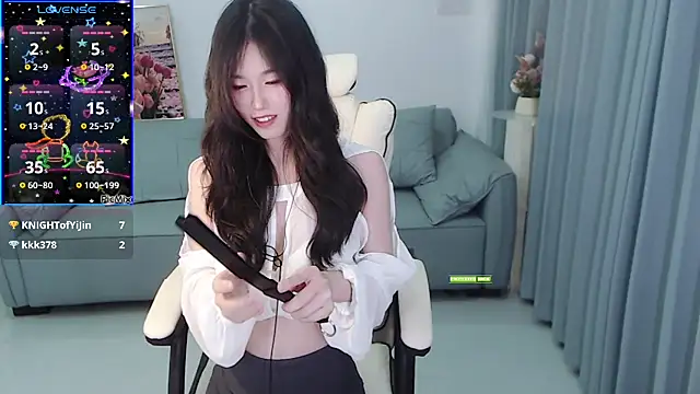 Snapshot of YiJin-a chatting on 12-30-24, 03:46 YiJin-a online show from 12-30-24, 03:46