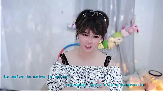 Snapshot of Fan_ting chatting on 10-21-25, 02:40 Fan ting online show from 10-21-25, 02:40