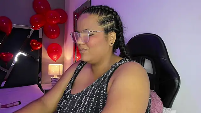Snapshot of MhiaRey chatting on 02-05-25, 01:00 MhiaRey online show from 02-05-25, 01:00