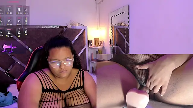 Snapshot of MhiaRey chatting on 10-15-25, 01:00 MhiaRey online show from 10-15-25, 01:00