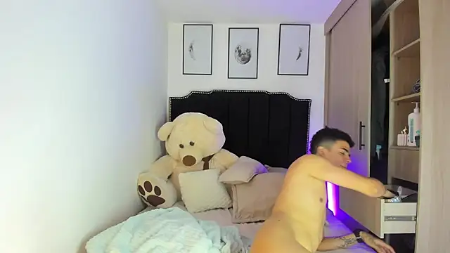 Snapshot of Leo_bunny_hot chatting on 12-19-24, 10:21 Leo bunny hot online show from 12-19-24, 10:21