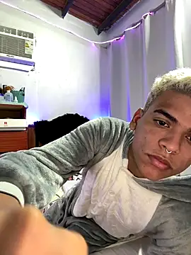 Snapshot of Leo_bunny_hot chatting on 10-15-25, 06:30 Leo bunny hot online show from 10-15-25, 06:30