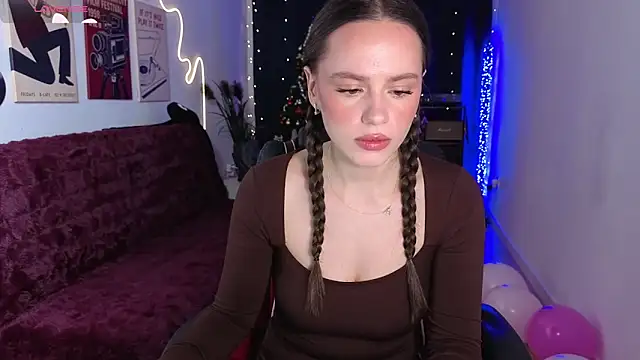 Snapshot of Emillias chatting on 12-19-25, 07:59 Emillias online show from 12-19-25, 07:59