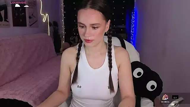 Snapshot of Emillias chatting on 12-23-25, 08:01 Emillias online show from 12-23-25, 08:01