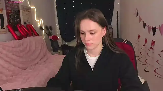 Snapshot of Emillias chatting on 02-12-26, 02:01 Emillias online show from 02-12-26, 02:01