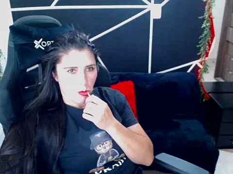 Snapshot of LUCY_LI chatting on 11-18-25, 06:01 LUCY LI online show from 11-18-25, 06:01