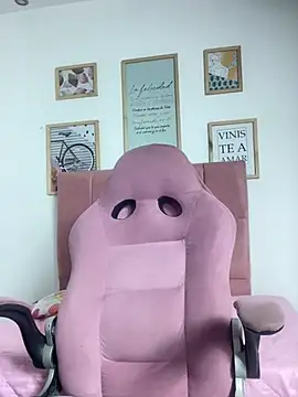 Snapshot of _18_laura chatting on 12-20-24, 06:08 18 laura online show from 12-20-24, 06:08