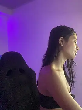 Snapshot of _18_laura chatting on 12-29-24, 02:17 18 laura online show from 12-29-24, 02:17