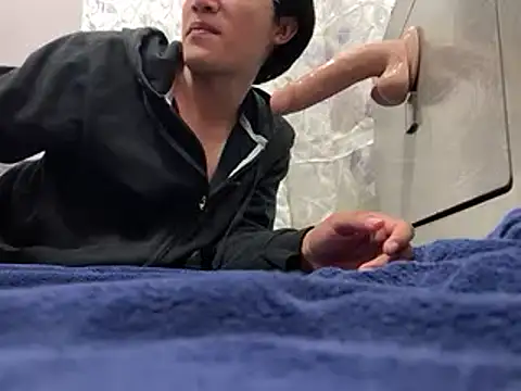 Akaerizz online show from 12-18-24, 05:59