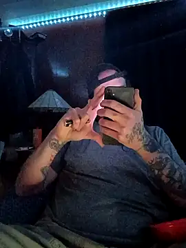 Snapshot of RobStrokes215 chatting on 12-18-25, 09:04 RobStrokes215 online show from 12-18-25, 09:04