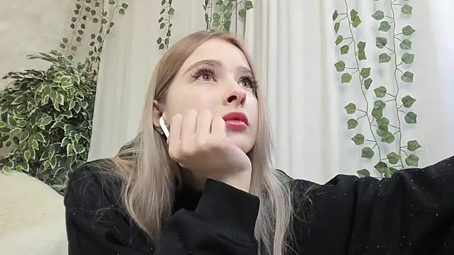 Snapshot of mell_milles chatting on 03-19-25, 06:24 mell milles online show from 03-19-25, 06:24