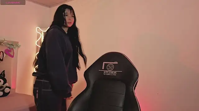 Snapshot of hina_tay chatting on 12-18-25, 03:01 hina tay online show from 12-18-25, 03:01