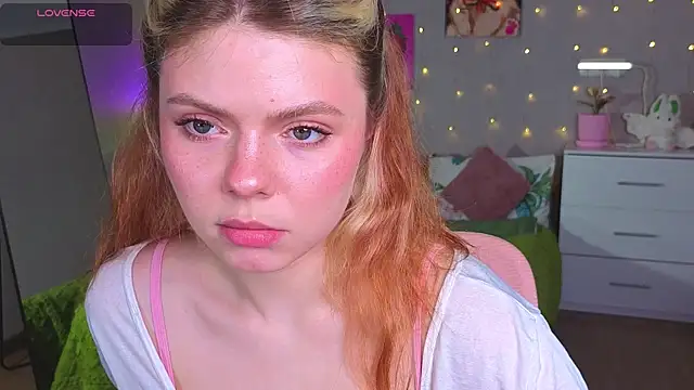 Snapshot of Red__Candy chatting on 05-15-26, 02:13 Red Candy online show from 05-15-26, 02:13