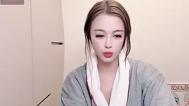 Snapshot of Neyllar chatting on 12-22-25, 12:29 Neyllar online show from 12-22-25, 12:29