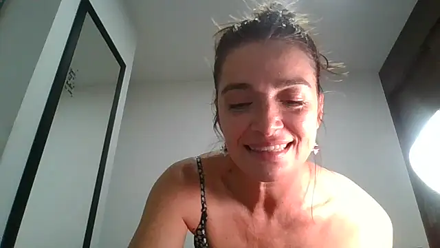 Snapshot of Liloo8923 chatting on 12-18-24, 01:26 Liloo8923 online show from 12-18-24, 01:26