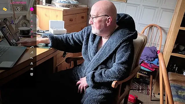 Adamdaddybear online show from 10-08-25, 07:50