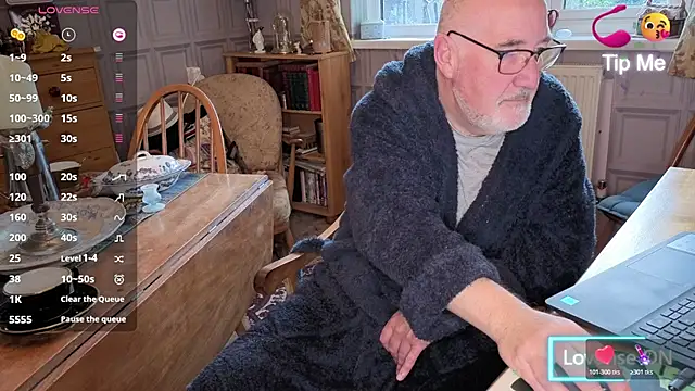 Adamdaddybear online show from 10-28-25, 07:34