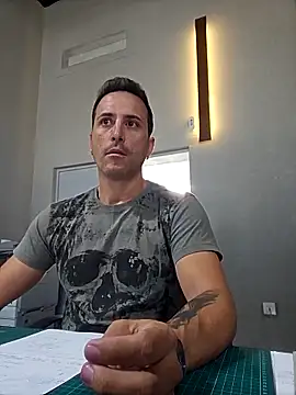 Snapshot of Lucas___81 chatting on 10-25-25, 08:00 Lucas   81 online show from 10-25-25, 08:00
