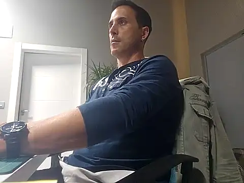 Snapshot of Lucas___81 chatting on 10-27-25, 07:29 Lucas   81 online show from 10-27-25, 07:29