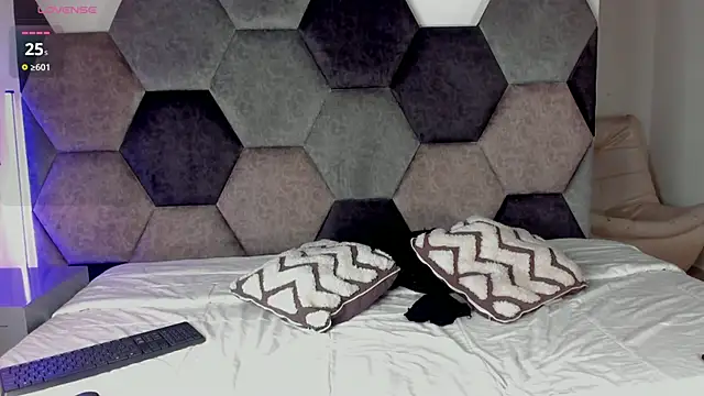 Latrellx7 online show from 03-26-26, 03:34