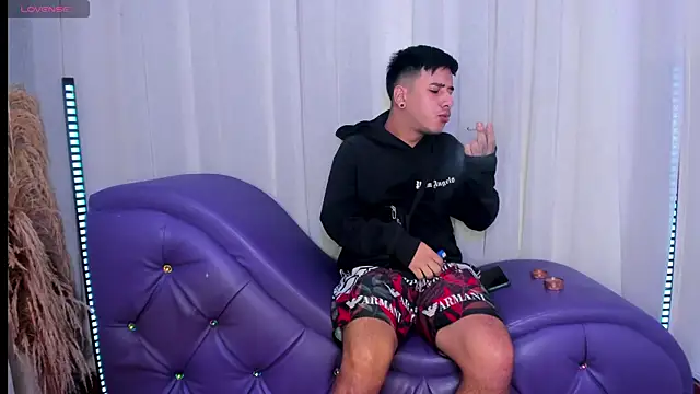 Snapshot of Yourslust_ chatting on 11-14-25, 01:43 Yourslust online show from 11-14-25, 01:43