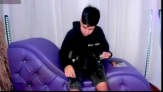 Snapshot of Yourslust_ chatting on 11-23-25, 01:33 Yourslust online show from 11-23-25, 01:33