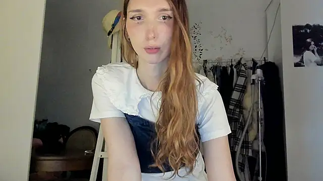 Snapshot of LisaIcon chatting on 06-15-26, 08:44 LisaIcon online show from 06-15-26, 08:44
