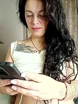 Lola Hale online show from 10-22-25, 06:24