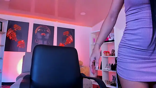 Snapshot of saralife chatting on 10-27-25, 10:19 saralife online show from 10-27-25, 10:19