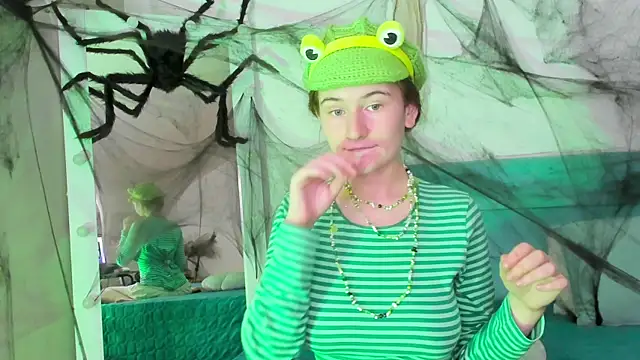 L1ittle kitty  online show from 10-26-25, 06:30