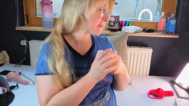 Snapshot of SherryOutdoor1 chatting on 12-22-25, 09:06 SherryOutdoor1 online show from 12-22-25, 09:06