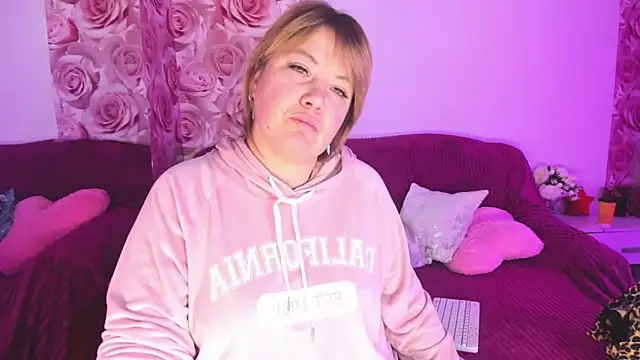 Snapshot of CurlyDreams chatting on 02-19-26, 06:42 CurlyDreams online show from 02-19-26, 06:42