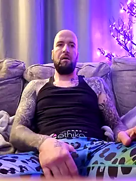 Snapshot of Beardedtattood chatting on 01-08-25, 11:54 Beardedtattood online show from 01-08-25, 11:54