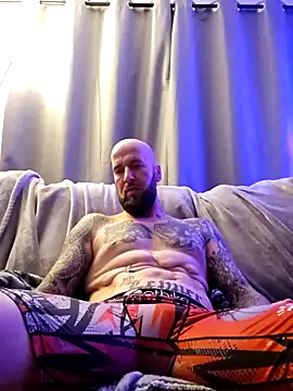 Snapshot of Beardedtattood chatting on 01-11-25, 01:27 Beardedtattood online show from 01-11-25, 01:27