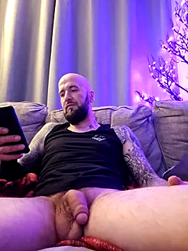 Snapshot of Beardedtattood chatting on 01-12-25, 02:24 Beardedtattood online show from 01-12-25, 02:24