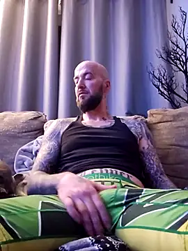Snapshot of Beardedtattood chatting on 01-22-25, 03:31 Beardedtattood online show from 01-22-25, 03:31