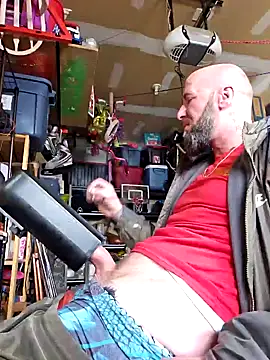 Snapshot of Beardedtattood chatting on 02-24-25, 06:15 Beardedtattood online show from 02-24-25, 06:15