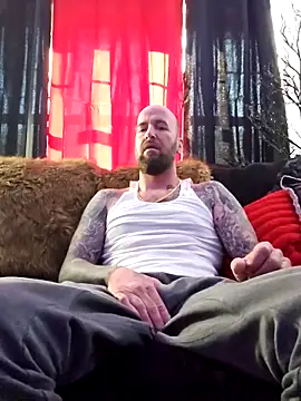 Snapshot of Beardedtattood chatting on 03-21-25, 02:40 Beardedtattood online show from 03-21-25, 02:40