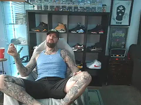 Snapshot of Beardedtattood chatting on 09-10-25, 12:16 Beardedtattood online show from 09-10-25, 12:16