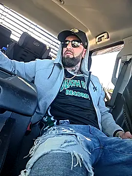 Snapshot of Beardedtattood chatting on 10-16-25, 01:45 Beardedtattood online show from 10-16-25, 01:45
