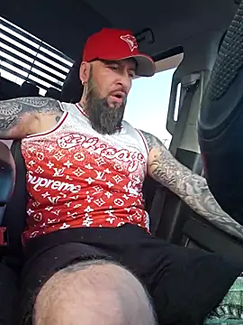 Snapshot of Beardedtattood chatting on 05-18-26, 10:32 Beardedtattood online show from 05-18-26, 10:32