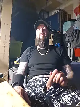 Snapshot of Beardedtattood chatting on 05-21-26, 01:45 Beardedtattood online show from 05-21-26, 01:45