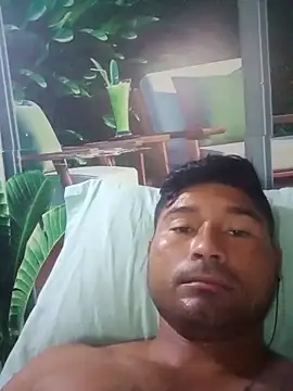 Snapshot of Diogo100 chatting on 10-10-25, 12:37 Diogo100 online show from 10-10-25, 12:37