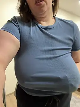 Snapshot of Your_Hot_Sister01 chatting on 12-21-24, 02:47 Your Hot Sister01 online show from 12-21-24, 02:47